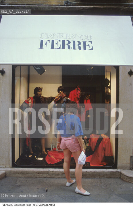 Localizzazione:..VENEZIA / S. MARCO..Oggetto:..Soggetto:..NEGOZIO GIANFRANCO FERRE / STILISTI ALTA MODA..Cronologia: ....Definizione Culturale:..   Autore:....   Stile:..   Editori/Stampatori:..   Committenza:..Materia e Tecnica:....Collocazione:..Note:..ATTIVITA. COMMERCIALI / MERCATI..Riproduzione Fotografica:..Copyright:..Graziano Arici/Rosebud2 .Data:..1995..Costo:..A