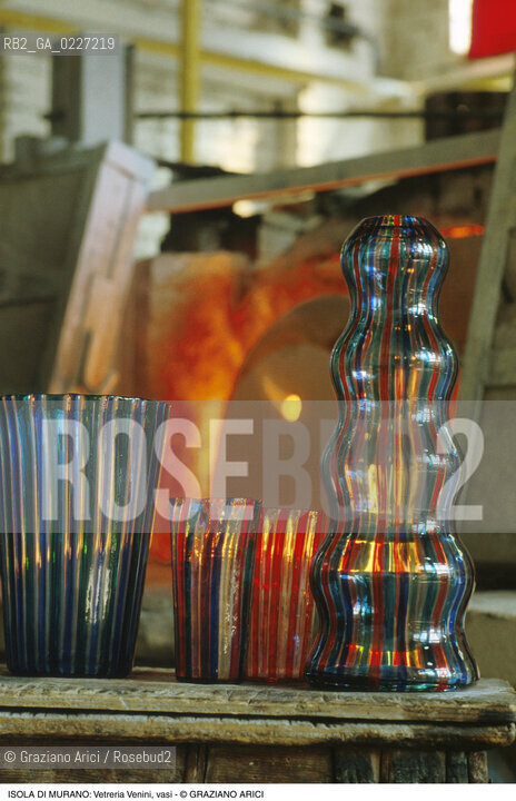 Localizzazione:..VENEZIA / ISOLA DI MURANO..Oggetto:..Soggetto:..VETRERIA VENINI / LAVORAZIONE DEL VETRO ARTIGIANATO VASI..Cronologia: ....Definizione Culturale:..   Autore:....   Stile:..   Editori/Stampatori:..   Committenza:..Materia e Tecnica:....Collocazione:..Note:..MURANO..Riproduzione Fotografica:..Copyright:..Graziano Arici/Rosebud2 .Data:..1992..Costo:..A