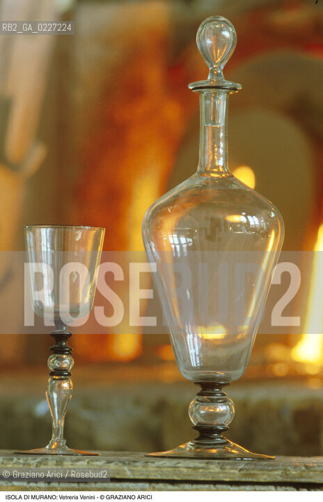 Localizzazione:..VENEZIA / ISOLA DI MURANO..Oggetto:..Soggetto:..VETRERIA VENINI / FORNACE LAVORAZIONE DEL VETRO ARTIGIANATO CARAFFA E BICCHIERE..Cronologia: ....Definizione Culturale:..   Autore:....   Stile:..   Editori/Stampatori:..   Committenza:..Materia e Tecnica:....Collocazione:..Note:..MURANO..Riproduzione Fotografica:..Copyright:..Graziano Arici/Rosebud2 .Data:..1992..Costo:..A