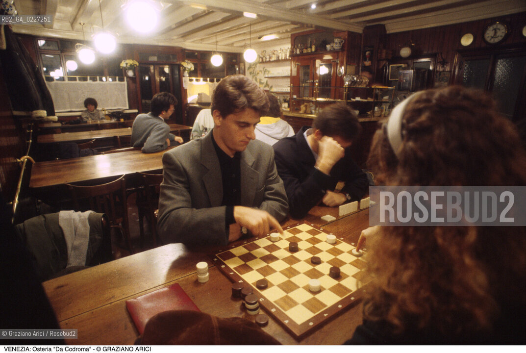 Localizzazione:..VENEZIA / DORSODURO..Oggetto:..Soggetto:..OSTERIA DA CODROMA / GIOCO DAMA..Cronologia: ....Definizione Culturale:..   Autore:....   Stile:..   Editori/Stampatori:..   Committenza:..Materia e Tecnica:....Collocazione:..Note:..BAR CAFFE OSTERIE..Riproduzione Fotografica:..Copyright:..Graziano Arici/Rosebud2 .Data:..1996..Costo:..A