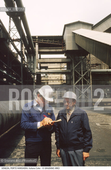 Localizzazione:..VENEZIA / PORTO MARGHERA..Oggetto:..Soggetto:..ZONA INDUSTRIALE / FABBRICA ITALIANA COKE OPERAI..Cronologia: ....Definizione Culturale:..   Autore:....   Stile:..   Editori/Stampatori:..   Committenza:..Materia e Tecnica:....Collocazione:..Note:..PORTO MARGHERA..Riproduzione Fotografica:..Copyright:..Graziano Arici/Rosebud2 .Data:..1990..Costo:..A