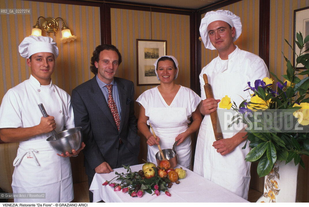 Localizzazione:..VENEZIA / S. POLO..Oggetto:..Soggetto:..OSTERIA RISTORANTE DA FIORE / CUOCHI..Cronologia: ....Definizione Culturale:..   Autore:....   Stile:..   Editori/Stampatori:..   Committenza:..Materia e Tecnica:....Collocazione:..Note:..BAR CAFFE OSTERIE..Riproduzione Fotografica:..Copyright:..Graziano Arici/Rosebud2 .Data:..1996..Costo:..A