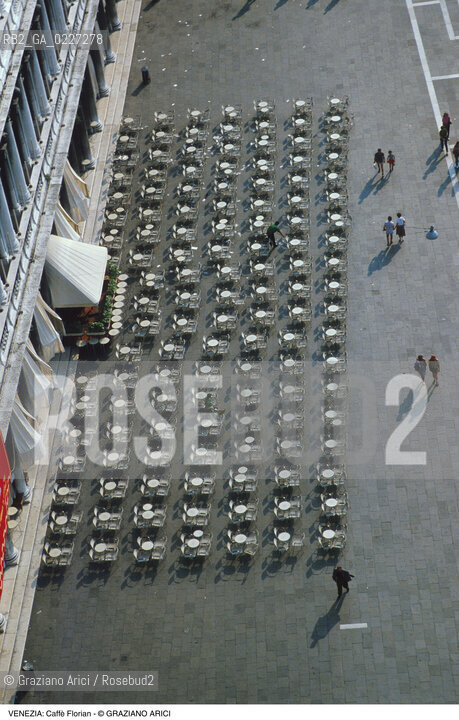 Localizzazione:..VENEZIA / S. MARCO..Oggetto:..Soggetto:..CAFFE FLORIAN / PLATEATICO TAVOLINI PIAZZA SAN MARCO..Cronologia: ....Definizione Culturale:..   Autore:....   Stile:..   Editori/Stampatori:..   Committenza:..Materia e Tecnica:....Collocazione:..Note:..BAR CAFFE OSTERIE..Riproduzione Fotografica:..Copyright:..Graziano Arici/Rosebud2 .Data:..1995..Costo:..A