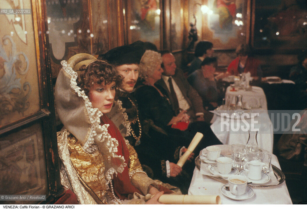 Localizzazione:..VENEZIA / S. MARCO..Oggetto:..Soggetto:..CAFFE FLORIAN / MASCHERE CARNEVALE..Cronologia: ....Definizione Culturale:..   Autore:....   Stile:..   Editori/Stampatori:..   Committenza:..Materia e Tecnica:....Collocazione:..Note:..BAR CAFFE OSTERIE..Riproduzione Fotografica:..Copyright:..Graziano Arici/Rosebud2 .Data:..1995..Costo:..A