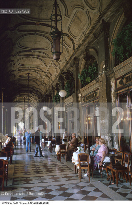 Localizzazione:..VENEZIA / S. MARCO..Oggetto:..Soggetto:..CAFFE FLORIAN / PROCURATIE..Cronologia: ....Definizione Culturale:..   Autore:....   Stile:..   Editori/Stampatori:..   Committenza:..Materia e Tecnica:....Collocazione:..Note:..BAR CAFFE OSTERIE..Riproduzione Fotografica:..Copyright:..Graziano Arici/Rosebud2 .Data:..1995..Costo:..A