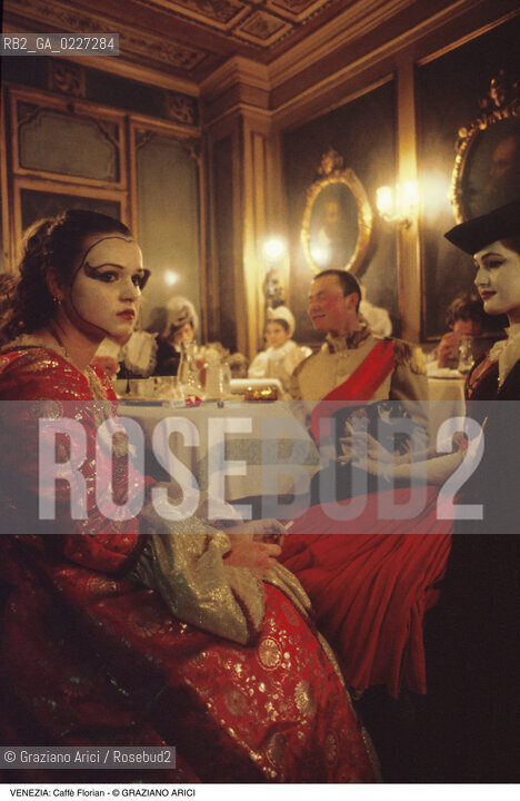 Localizzazione:..VENEZIA / S. MARCO..Oggetto:..Soggetto:..CAFFE FLORIAN / MASCHERE CARNEVALE..Cronologia: ....Definizione Culturale:..   Autore:....   Stile:..   Editori/Stampatori:..   Committenza:..Materia e Tecnica:....Collocazione:..Note:..BAR CAFFE OSTERIE..Riproduzione Fotografica:..Copyright:..Graziano Arici/Rosebud2 .Data:..1985..Costo:..A
