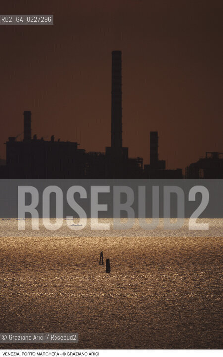 Localizzazione:..VENEZIA / PORTO MARGHERA..Oggetto:..Soggetto:..ZONA INDUSTRIALE FUSINA FABBRICHE CENTRALE ENEL LAGUNA..Cronologia: ....Definizione Culturale:..   Autore:....   Stile:..   Editori/Stampatori:..   Committenza:..Materia e Tecnica:....Collocazione:..Note:..PORTO MARGHERA..Riproduzione Fotografica:..Copyright:..Graziano Arici/Rosebud2 .Data:..1990..Costo:..A