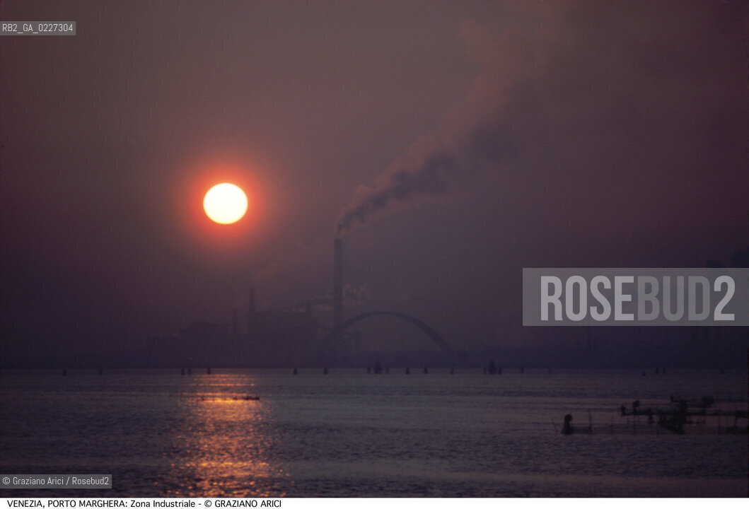 Localizzazione:..VENEZIA / PORTO MARGHERA..Oggetto:..Soggetto:..ZONA INDUSTRIALE FUSINA FABBRICHE TRAMONTO INQUINAMENTO..Cronologia: ....Definizione Culturale:..   Autore:....   Stile:..   Editori/Stampatori:..   Committenza:..Materia e Tecnica:....Collocazione:..Note:..PORTO MARGHERA..Riproduzione Fotografica:..Copyright:..Graziano Arici/Rosebud2 .Data:..1990..Costo:..A