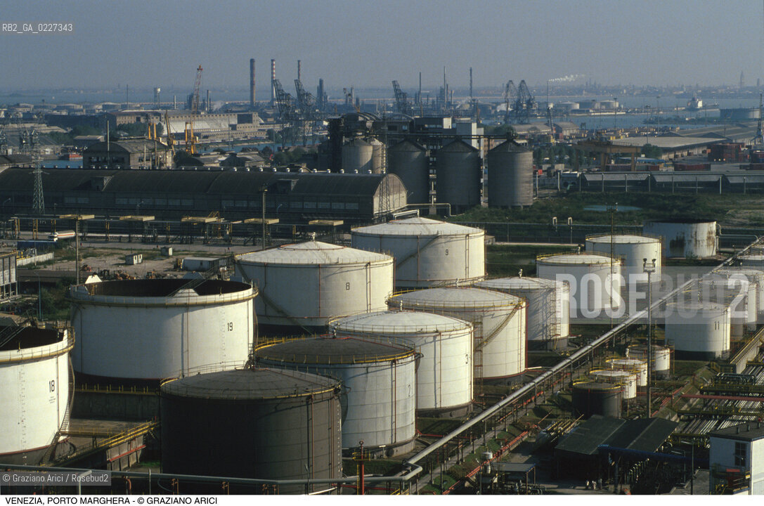 Localizzazione:..VENEZIA / PORTO MARGHERA..Oggetto:..Soggetto:..ZONA INDUSTRIALE FABBRICHE PETROLCHIMICO..Cronologia: ....Definizione Culturale:..   Autore:....   Stile:..   Editori/Stampatori:..   Committenza:..Materia e Tecnica:....Collocazione:..Note:..PORTO MARGHERA..Riproduzione Fotografica:..Copyright:..Graziano Arici/Rosebud2 .Data:..1998..Costo:..A
