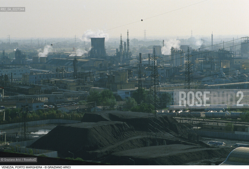 Localizzazione:..VENEZIA / PORTO MARGHERA..Oggetto:..Soggetto:..ZONA INDUSTRIALE FABBRICHE INQUINAMENTO CARBONE..Cronologia: ....Definizione Culturale:..   Autore:....   Stile:..   Editori/Stampatori:..   Committenza:..Materia e Tecnica:....Collocazione:..Note:..PORTO MARGHERA..Riproduzione Fotografica:..Copyright:..Graziano Arici/Rosebud2 .Data:..1994..Costo:..A