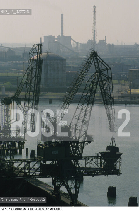 Localizzazione:..VENEZIA / PORTO MARGHERA..Oggetto:..Soggetto:..ZONA INDUSTRIALE FABBRICHE GRU..Cronologia: ....Definizione Culturale:..   Autore:....   Stile:..   Editori/Stampatori:..   Committenza:..Materia e Tecnica:....Collocazione:..Note:..PORTO MARGHERA..Riproduzione Fotografica:..Copyright:..Graziano Arici/Rosebud2 .Data:..1994..Costo:..A