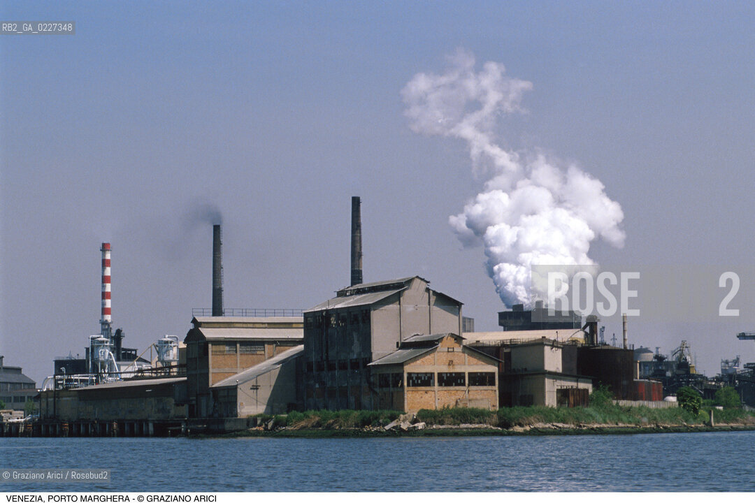 Localizzazione:..VENEZIA / PORTO MARGHERA..Oggetto:..Soggetto:..ZONA INDUSTRIALE FABBRICHE INQUINAMENTO..Cronologia: ....Definizione Culturale:..   Autore:....   Stile:..   Editori/Stampatori:..   Committenza:..Materia e Tecnica:....Collocazione:..Note:..PORTO MARGHERA..Riproduzione Fotografica:..Copyright:..Graziano Arici/Rosebud2 .Data:..1994..Costo:..A