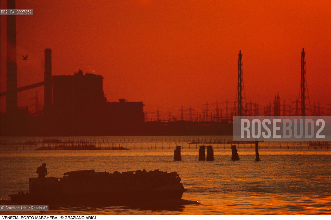 Localizzazione:..VENEZIA / PORTO MARGHERA..Oggetto:..Soggetto:..ZONA INDUSTRIALE FABBRICHE TRAMONTO ROSSO..Cronologia: ....Definizione Culturale:..   Autore:....   Stile:..   Editori/Stampatori:..   Committenza:..Materia e Tecnica:....Collocazione:..Note:..PORTO MARGHERA..Riproduzione Fotografica:..Copyright:..Graziano Arici/Rosebud2 .Data:..1990..Costo:..A