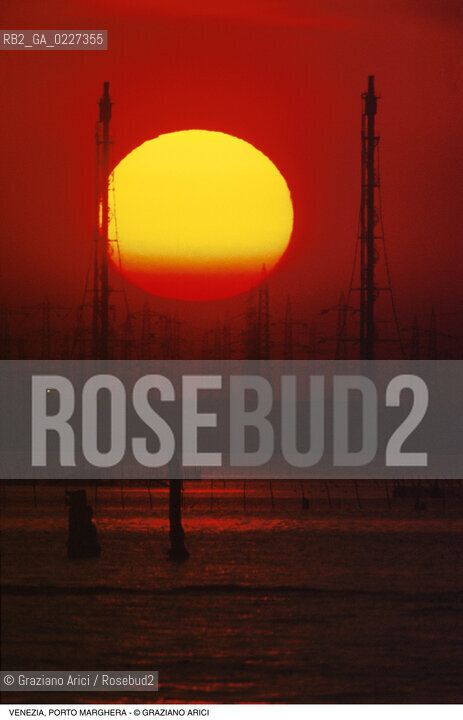 Localizzazione:..VENEZIA / PORTO MARGHERA..Oggetto:..Soggetto:..ZONA INDUSTRIALE TRAMONTO TRALICCI ROSSO..Cronologia: ....Definizione Culturale:..   Autore:....   Stile:..   Editori/Stampatori:..   Committenza:..Materia e Tecnica:....Collocazione:..Note:..PORTO MARGHERA..Riproduzione Fotografica:..Copyright:..Graziano Arici/Rosebud2 .Data:..1995..Costo:..A