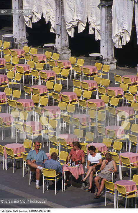 Localizzazione:..VENEZIA / S. MARCO..Oggetto:..Soggetto:..CAFFE LAVENA / TAVOLINI IN PIAZZA SAN MARCO / RICHARD WAGNER..Cronologia: ....Definizione Culturale:..   Autore:....   Stile:..   Editori/Stampatori:..   Committenza:..Materia e Tecnica:....Collocazione:..Note:..BAR CAFFE OSTERIE..Riproduzione Fotografica:..Copyright:..Graziano Arici/Rosebud2 .Data:..1994..Costo:..A