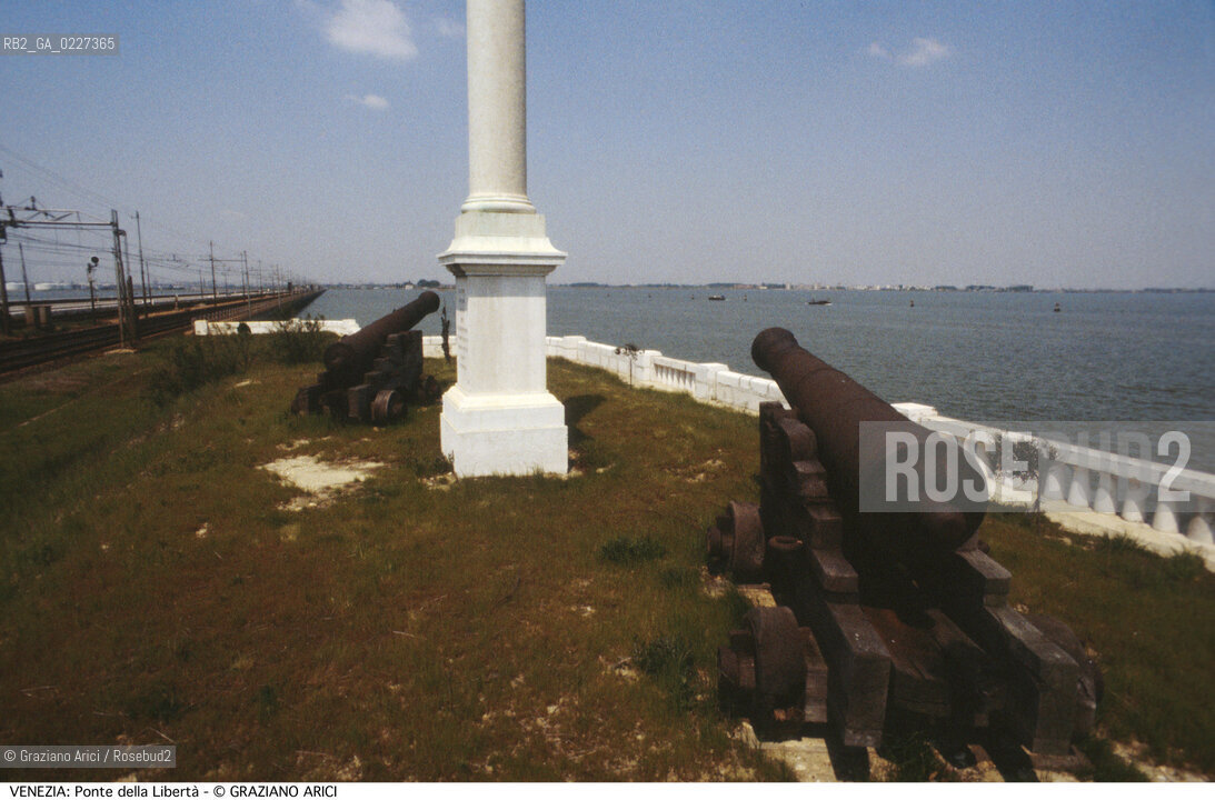 Localizzazione:..VENEZIA..Oggetto:..Soggetto:..MONUMENTO SUL PONTE DELLA LIBERTA / CANNONI..Cronologia: ....Definizione Culturale:..   Autore:....   Stile:..   Editori/Stampatori:..   Committenza:..Materia e Tecnica:....Collocazione:..Note:..PORTO MARGHERA..Riproduzione Fotografica:..Copyright:..Graziano Arici/Rosebud2 .Data:..1990..Costo:..A