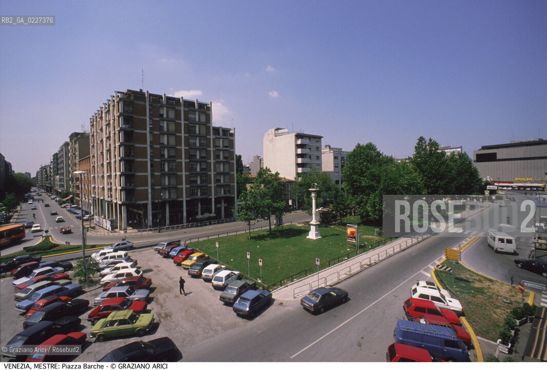 Localizzazione:..VENEZIA / MESTRE..Oggetto:..Soggetto:..PIAZZA BARCHE..Cronologia: ....Definizione Culturale:..   Autore:....   Stile:..   Editori/Stampatori:..   Committenza:..Materia e Tecnica:....Collocazione:..Note:..PORTO MARGHERA..Riproduzione Fotografica:..Copyright:..Graziano Arici/Rosebud2 .Data:..1993..Costo:..A