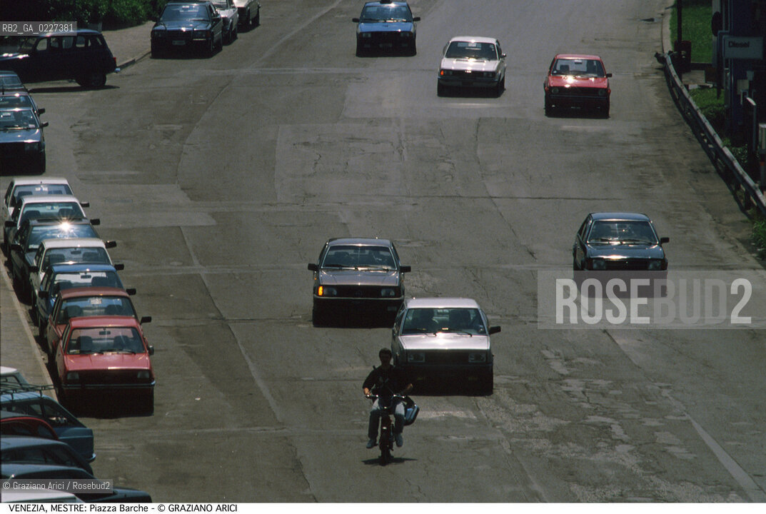 Localizzazione:..VENEZIA / MESTRE..Oggetto:..Soggetto:..PIAZZA BARCHE..Cronologia: ....Definizione Culturale:..   Autore:....   Stile:..   Editori/Stampatori:..   Committenza:..Materia e Tecnica:....Collocazione:..Note:..PORTO MARGHERA..Riproduzione Fotografica:..Copyright:..Graziano Arici/Rosebud2 .Data:..1993..Costo:..A