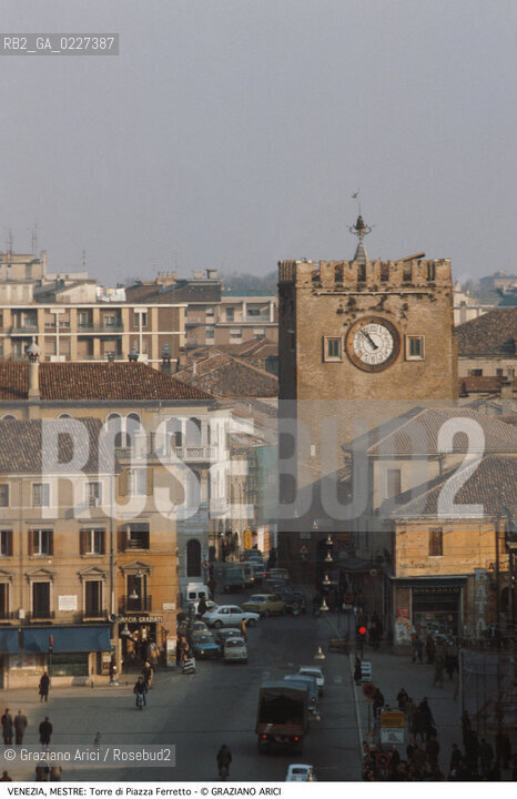 Localizzazione:..VENEZIA / MESTRE..Oggetto:..Soggetto:..TORRE DELL OROLOGIO DI PIAZZA FERRRETTO..Cronologia: ..XII XVI SECOLO..Definizione Culturale:..   Autore:....   Stile:..   Editori/Stampatori:..   Committenza:..Materia e Tecnica:..COTTO..Collocazione:..Note:..PORTO MARGHERA..Riproduzione Fotografica:..Copyright:..Graziano Arici/Rosebud2 .Data:..1993..Costo:..A