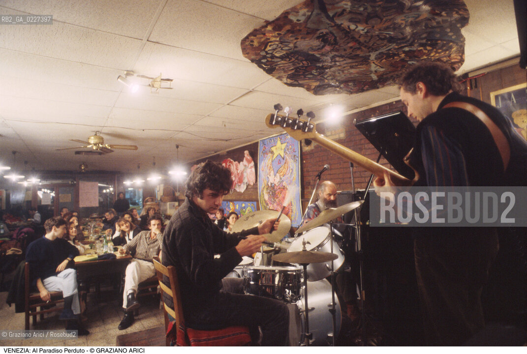 Localizzazione:..VENEZIA / CANNAREGIO..Oggetto:..Soggetto:..PARADISO PERDUTO / RISTORANTE MUSICA MUSICISTI..Cronologia: ....Definizione Culturale:..   Autore:....   Stile:..   Editori/Stampatori:..   Committenza:..Materia e Tecnica:....Collocazione:..Note:..BAR CAFFE OSTERIE..Riproduzione Fotografica:..Copyright:..Graziano Arici/Rosebud2 .Data:..1994..Costo:..A