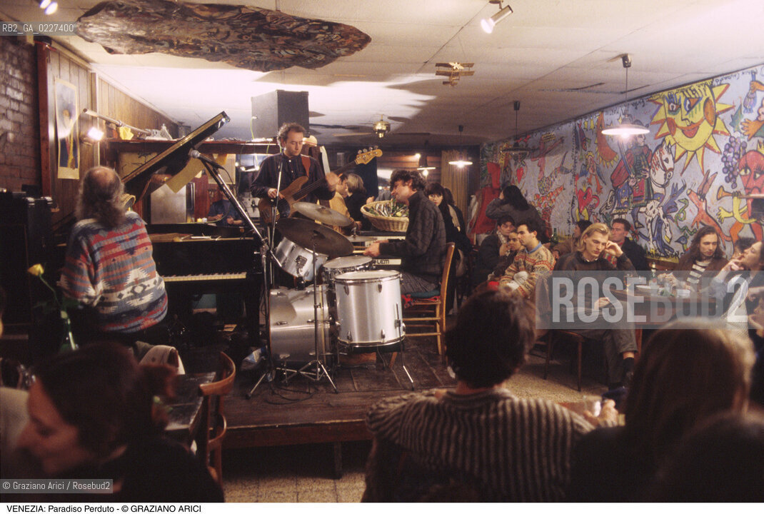 Localizzazione:..VENEZIA / CANNAREGIO..Oggetto:..Soggetto:..PARADISO PERDUTO / RISTORANTE MUSICA MUSICISTI..Cronologia: ....Definizione Culturale:..   Autore:....   Stile:..   Editori/Stampatori:..   Committenza:..Materia e Tecnica:....Collocazione:..Note:..BAR CAFFE OSTERIE..Riproduzione Fotografica:..Copyright:..Graziano Arici/Rosebud2 .Data:..1994..Costo:..A