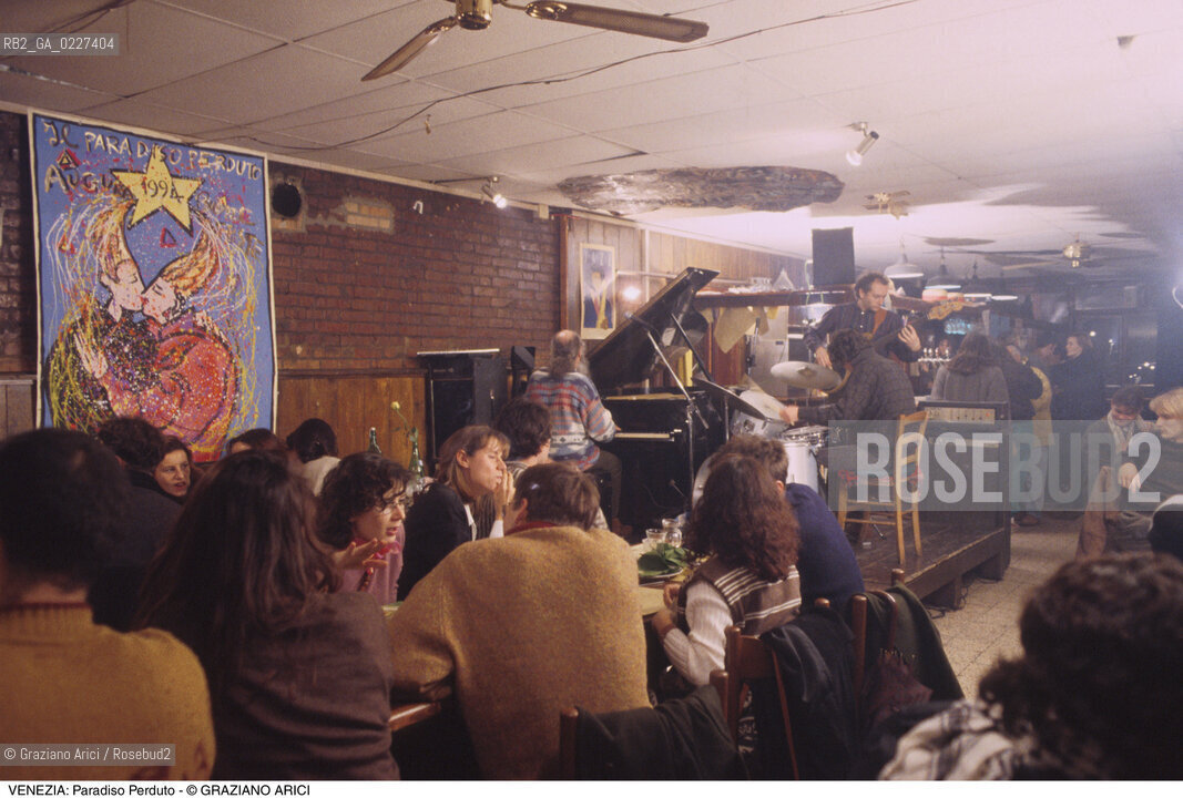 Localizzazione:..VENEZIA / CANNAREGIO..Oggetto:..Soggetto:..PARADISO PERDUTO / RISTORANTE MUSICA MUSICISTI..Cronologia: ....Definizione Culturale:..   Autore:....   Stile:..   Editori/Stampatori:..   Committenza:..Materia e Tecnica:....Collocazione:..Note:..BAR CAFFE OSTERIE..Riproduzione Fotografica:..Copyright:..Graziano Arici/Rosebud2 .Data:..1994..Costo:..A