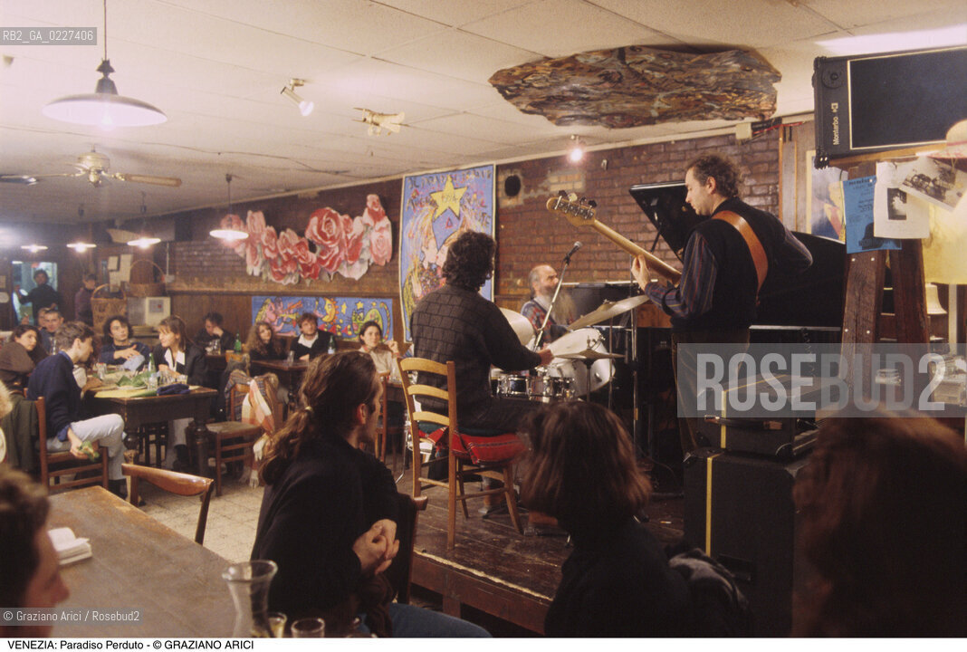 Localizzazione:..VENEZIA / CANNAREGIO..Oggetto:..Soggetto:..PARADISO PERDUTO / RISTORANTE MUSICA MUSICISTI..Cronologia: ....Definizione Culturale:..   Autore:....   Stile:..   Editori/Stampatori:..   Committenza:..Materia e Tecnica:....Collocazione:..Note:..BAR CAFFE OSTERIE..Riproduzione Fotografica:..Copyright:..Graziano Arici/Rosebud2 .Data:..1994..Costo:..A