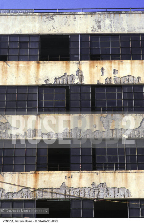 Localizzazione:..VENEZIA / S. CROCE..Oggetto:..Soggetto:..PIAZZALE ROMA / GARAGE COMUNALE..Cronologia: ....Definizione Culturale:..   Autore:....   Stile:..   Editori/Stampatori:..   Committenza:..Materia e Tecnica:....Collocazione:..Note:..PORTO MARGHERA..Riproduzione Fotografica:..Copyright:..Graziano Arici/Rosebud2 .Data:..1985..Costo:..A