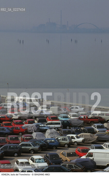 Localizzazione:..VENEZIA / ISOLA DEL TRONCHETTO..Oggetto:..Soggetto:..PARCHEGGIO AUTOMOBILI / ZONA INDUSTRIALE CENTRALE ENEL..Cronologia: ....Definizione Culturale:..   Autore:....   Stile:..   Editori/Stampatori:..   Committenza:..Materia e Tecnica:....Collocazione:..Note:..PORTO MARGHERA..Riproduzione Fotografica:..Copyright:..Graziano Arici/Rosebud2 .Data:..1985..Costo:..A