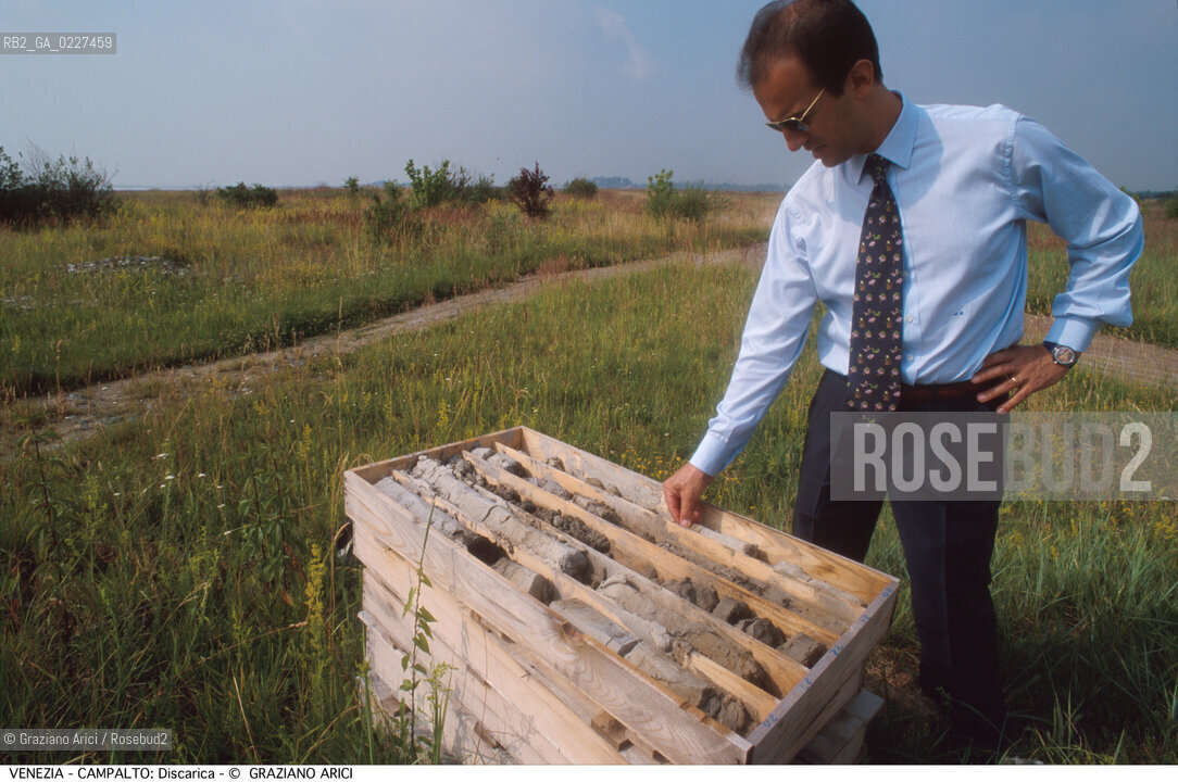 Localizzazione:..VENEZIA / CAMPALTO..Oggetto:..Soggetto:..DISCARICA / INQUINAMENTO RIFIUTI TOSSICI / CONSORZIO VENEZIA NUOVA..Cronologia: ....Definizione Culturale:..   Autore:....   Stile:..   Editori/Stampatori:..   Committenza:..Materia e Tecnica:....Collocazione:..Note:..DISCARICHE..Riproduzione Fotografica:..Copyright:..Graziano Arici/Rosebud2 .Data:..1999..Costo:..A