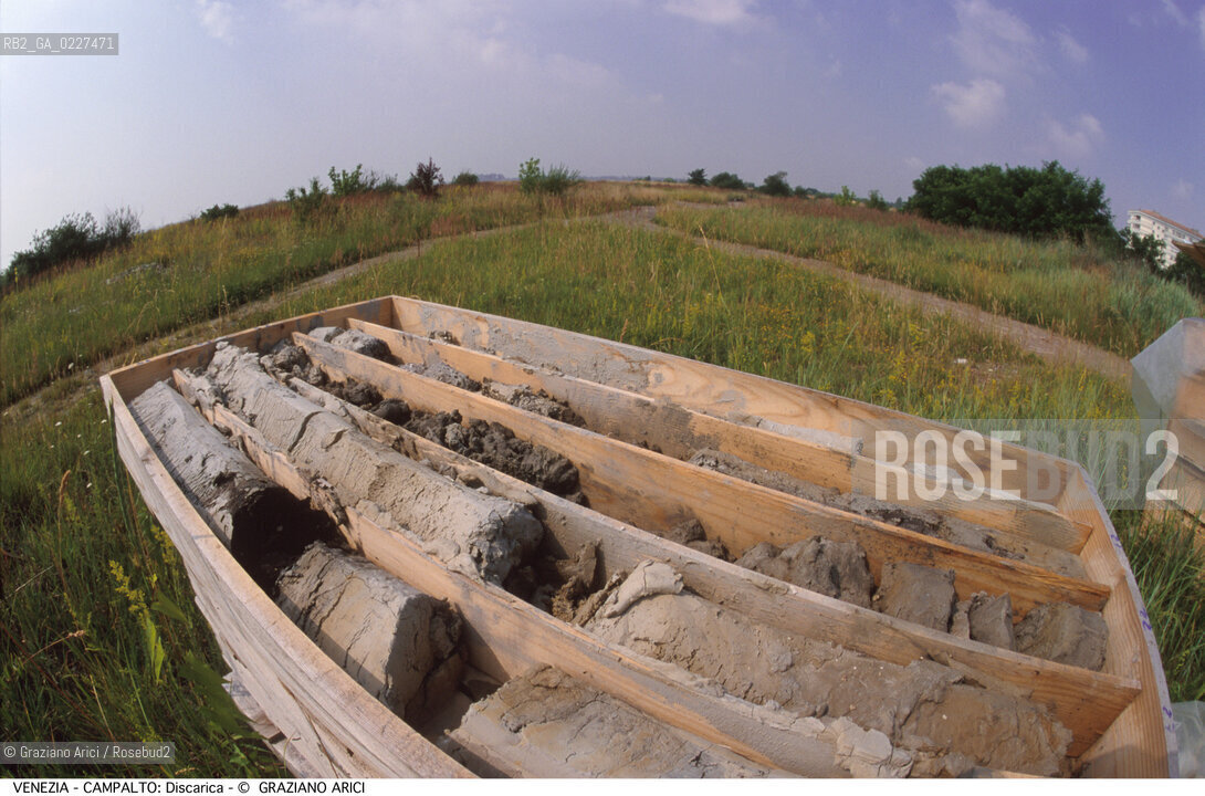 Localizzazione:..VENEZIA / CAMPALTO..Oggetto:..Soggetto:..DISCARICA / INQUINAMENTO RIFIUTI TOSSICI / CAMPIONI DI TERRENO..Cronologia: ....Definizione Culturale:..   Autore:....   Stile:..   Editori/Stampatori:..   Committenza:..Materia e Tecnica:....Collocazione:..Note:..DISCARICHE..Riproduzione Fotografica:..Copyright:..Graziano Arici/Rosebud2 .Data:..1999..Costo:..A