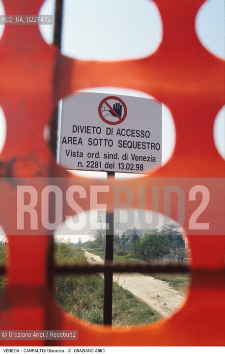 Localizzazione:..VENEZIA / CAMPALTO..Oggetto:..Soggetto:..SEQUESTRO DELLA DISCARICA / INQUINAMENTO RIFIUTI TOSSICI..Cronologia: ....Definizione Culturale:..   Autore:....   Stile:..   Editori/Stampatori:..   Committenza:..Materia e Tecnica:....Collocazione:..Note:..DISCARICHE..Riproduzione Fotografica:..Copyright:..Graziano Arici/Rosebud2 .Data:..1999..Costo:..A