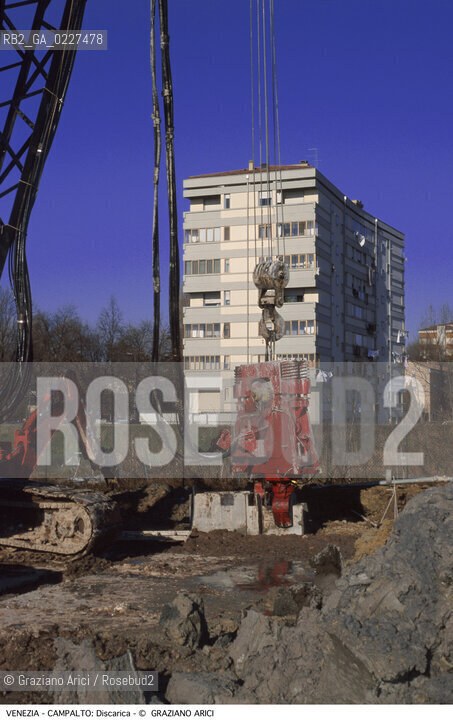 Localizzazione:..VENEZIA / CAMPALTO..Oggetto:..Soggetto:..MESSA IN SICUREZZA DELLA DISCARICA / INQUINAMENTO RIFIUTI TOSSICI / CONSORZIO VENEZIA NUOVA..Cronologia: ....Definizione Culturale:..   Autore:....   Stile:..   Editori/Stampatori:..   Committenza:..Materia e Tecnica:....Collocazione:..Note:..DISCARICHE..Riproduzione Fotografica:..Copyright:..Graziano Arici/Rosebud2 .Data:..2000..Costo:..A