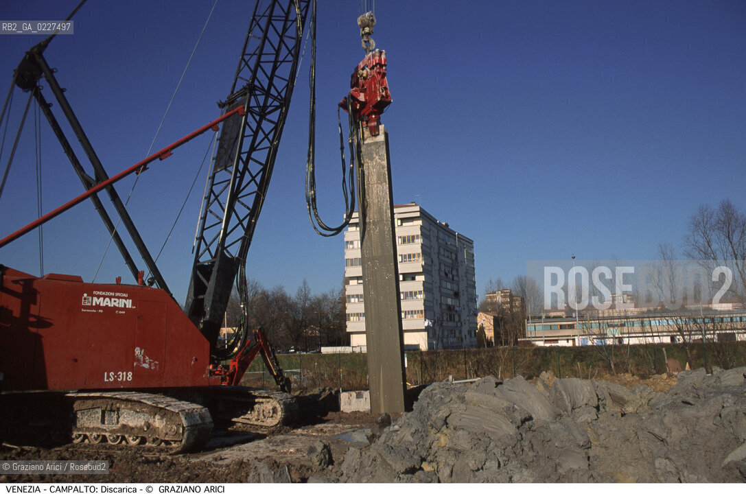 Localizzazione:..VENEZIA / CAMPALTO..Oggetto:..Soggetto:..MESSA IN SICUREZZA DELLA DISCARICA / INQUINAMENTO RIFIUTI TOSSICI / CONSORZIO VENEZIA NUOVA..Cronologia: ....Definizione Culturale:..   Autore:....   Stile:..   Editori/Stampatori:..   Committenza:..Materia e Tecnica:....Collocazione:..Note:..DISCARICHE..Riproduzione Fotografica:..Copyright:..Graziano Arici/Rosebud2 .Data:..2000..Costo:..A