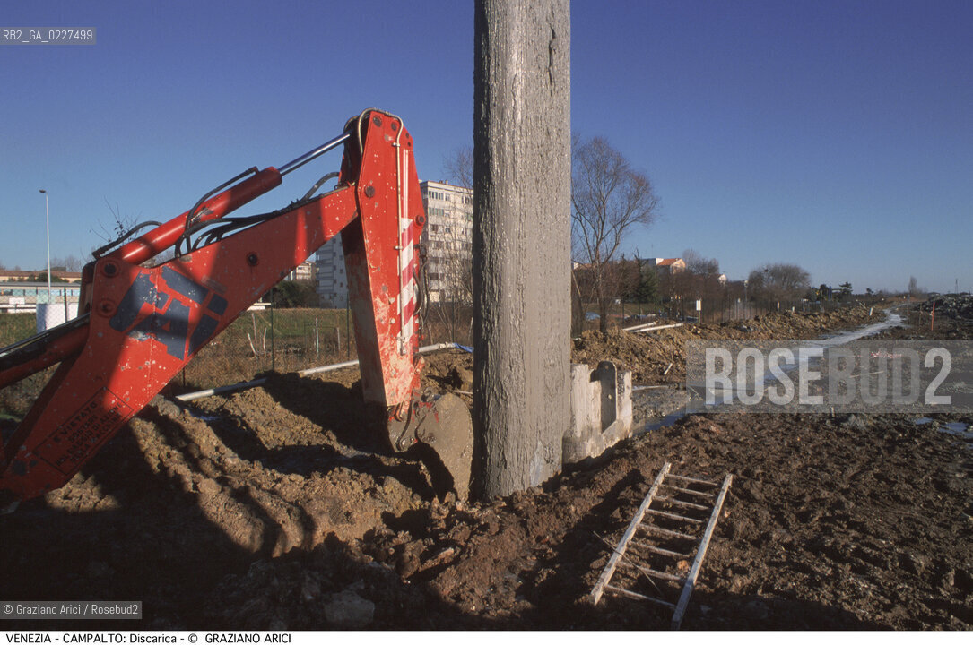 Localizzazione:..VENEZIA / CAMPALTO..Oggetto:..Soggetto:..MESSA IN SICUREZZA DELLA DISCARICA / INQUINAMENTO RIFIUTI TOSSICI / CONSORZIO VENEZIA NUOVA..Cronologia: ....Definizione Culturale:..   Autore:....   Stile:..   Editori/Stampatori:..   Committenza:..Materia e Tecnica:....Collocazione:..Note:..DISCARICHE..Riproduzione Fotografica:..Copyright:..Graziano Arici/Rosebud2 .Data:..2000..Costo:..A