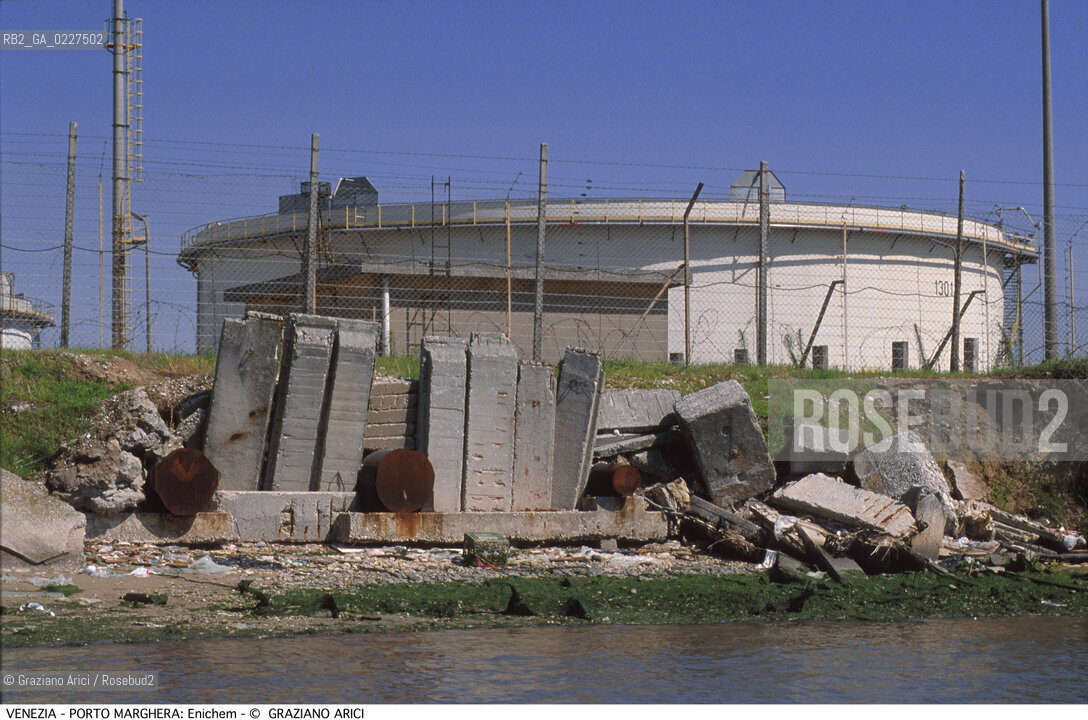 Localizzazione:..VENEZIA / PORTO MARGHERA..Oggetto:..Soggetto:..INQUINAMENTO NEI CANALI / RIFIUTI TOSSICI PETROLCHIMICO ENICHEM ZONA INDUSTRIALE..Cronologia: ....Definizione Culturale:..   Autore:....   Stile:..   Editori/Stampatori:..   Committenza:..Materia e Tecnica:....Collocazione:..Note:..DISCARICHE..Riproduzione Fotografica:..Copyright:..Graziano Arici/Rosebud2 .Data:..1998..Costo:..A