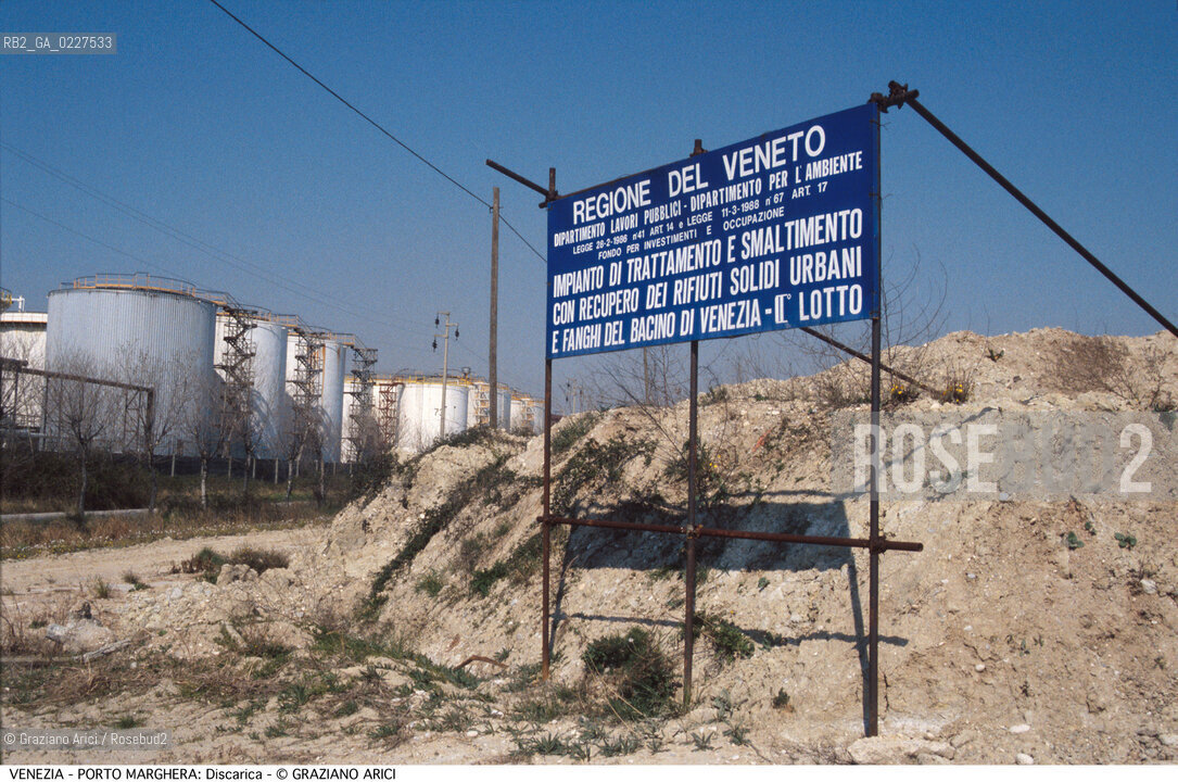 Localizzazione:..VENEZIA - PORTO MARGHERA..Oggetto:..Soggetto:..DISCARICA INQUINAMENTO ZONA INDUSTRIALE..Cronologia: ....Definizione Culturale:..   Autore:....   Stile:..   Editori/Stampatori:..   Committenza:..Materia e Tecnica:....Collocazione:..Note:..DISCARICHE..Riproduzione Fotografica:..Copyright:..Graziano Arici/Rosebud2 .Data:..1998..Costo:..A