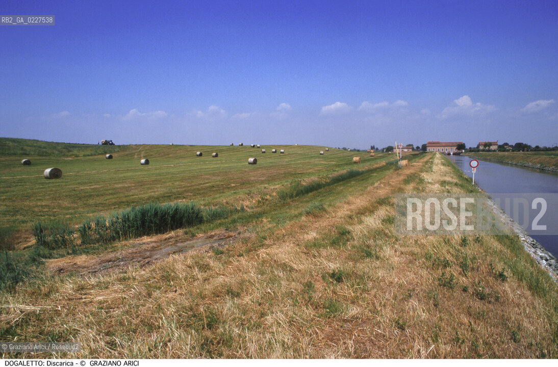 Localizzazione:..DOGALETTO..Oggetto:..Soggetto:..DISCARICA INQUINAMENTO..Cronologia: ....Definizione Culturale:..   Autore:....   Stile:..   Editori/Stampatori:..   Committenza:..Materia e Tecnica:....Collocazione:..Note:..DISCARICHE..Riproduzione Fotografica:..Copyright:..Graziano Arici/Rosebud2 .Data:..1998..Costo:..A