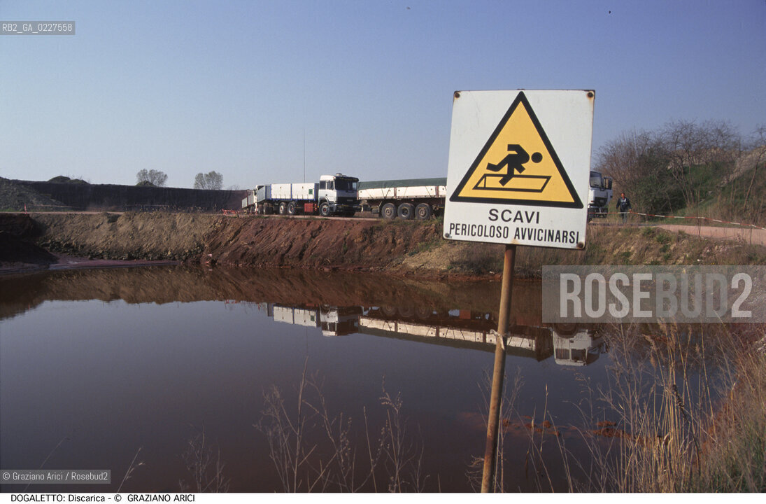 Localizzazione:..DOGALETTO..Oggetto:..Soggetto:..DISCARICA INQUINAMENTO RIFIUTI TOSSICI..Cronologia: ....Definizione Culturale:..   Autore:....   Stile:..   Editori/Stampatori:..   Committenza:..Materia e Tecnica:....Collocazione:..Note:..DISCARICHE..Riproduzione Fotografica:..Copyright:..Graziano Arici/Rosebud2 .Data:..1998..Costo:..A