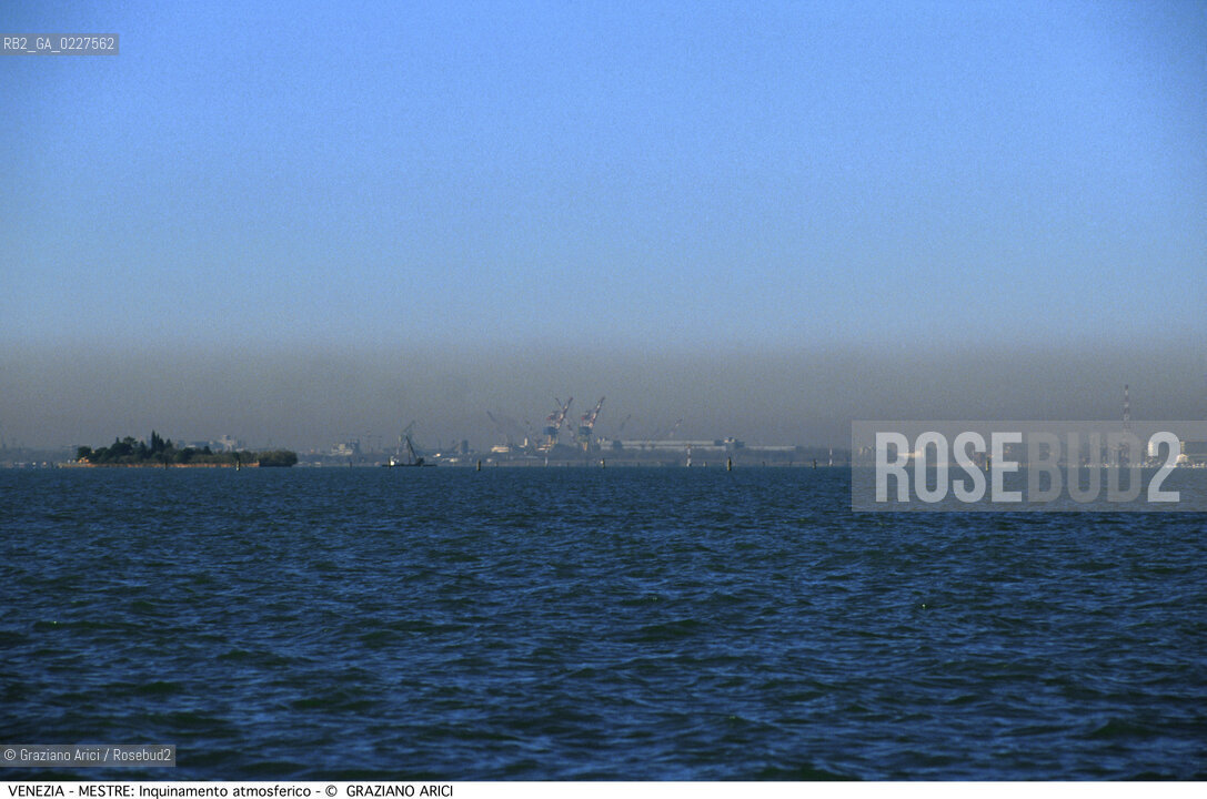Localizzazione:..VENEZIA / MESTRE..Oggetto:..Soggetto:..INQUINAMENTO ATMOSFERICO SMOG LAGUNA..Cronologia: ....Definizione Culturale:..   Autore:....   Stile:..   Editori/Stampatori:..   Committenza:..Materia e Tecnica:....Collocazione:..Note:..DISCARICHE..Riproduzione Fotografica:..Copyright:..Graziano Arici/Rosebud2 .Data:..1998..Costo:..A