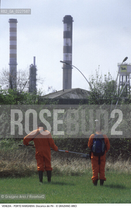 Localizzazione:..VENEZIA / PORTO MARGHERA..Oggetto:..Soggetto:..DISCARICA DEI PILI / INQUINAMENTO RIFIUTI TOSSICI CONSORZIO VENEZIA NUOVA / MISURAZIONE RADIOATTIVITA ZONA INDUSTRIALE..Cronologia: ....Definizione Culturale:..   Autore:....   Stile:..   Editori/Stampatori:..   Committenza:..Materia e Tecnica:....Collocazione:..Note:..DISCARICHE..Riproduzione Fotografica:..Copyright:..Graziano Arici/Rosebud2 .Data:..1999..Costo:..A