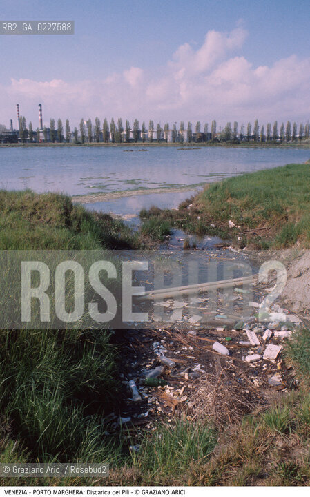 Localizzazione:..VENEZIA / PORTO MARGHERA..Oggetto:..Soggetto:..DISCARICA DEI PILI / INQUINAMENTO RIFIUTI TOSSICI / ZONA INDUSTRIALE..Cronologia: ....Definizione Culturale:..   Autore:....   Stile:..   Editori/Stampatori:..   Committenza:..Materia e Tecnica:....Collocazione:..Note:..DISCARICHE..Riproduzione Fotografica:..Copyright:..Graziano Arici/Rosebud2 .Data:..1999..Costo:..A