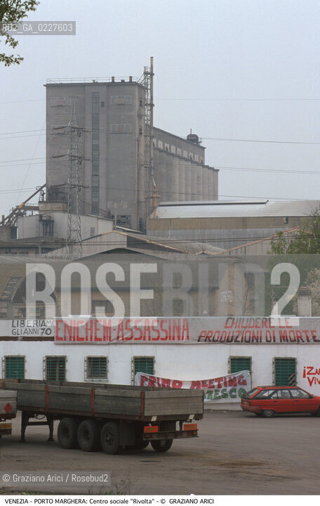 Localizzazione:..VENEZIA / PORTO MARGHERA..Oggetto:..Soggetto:..CENTRO SOCIALE AUTOGESTITO RIVOLTA / MANIFESTAZIONE ECOLOGICA / AUTONOMIA INQUINAMENTO ENICHEM / ZONA INDUSTRIALE..Cronologia: ....Definizione Culturale:..   Autore:....   Stile:..   Editori/Stampatori:..   Committenza:..Materia e Tecnica:....Collocazione:..Note:..DISCARICHE..Riproduzione Fotografica:..Copyright:..Graziano Arici/Rosebud2 .Data:..1998..Costo:..A