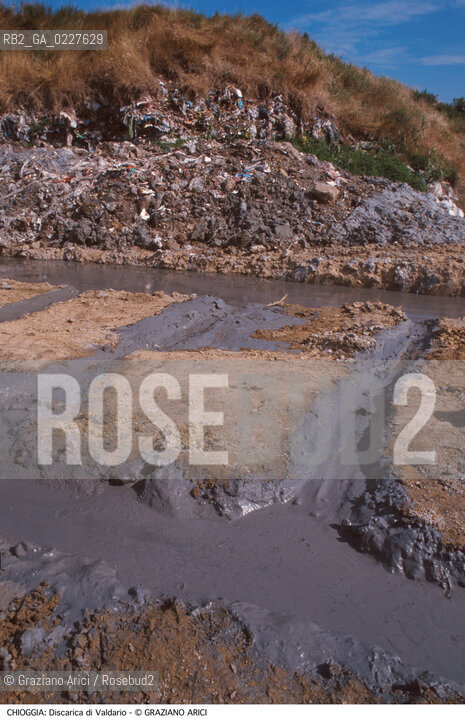 Localizzazione:..CHIOGGIA..Oggetto:..Soggetto:..MESSA IN SICUREZZA DELLA DISCARICA DI VALDARIO / INQUINAMENTO CONSORZIO VENEZIA NUOVA ..Cronologia: ....Definizione Culturale:..   Autore:....   Stile:..   Editori/Stampatori:..   Committenza:..Materia e Tecnica:....Collocazione:..Note:..DISCARICHE..Riproduzione Fotografica:..Copyright:..Graziano Arici/Rosebud2 .Data:..1998..Costo:..A