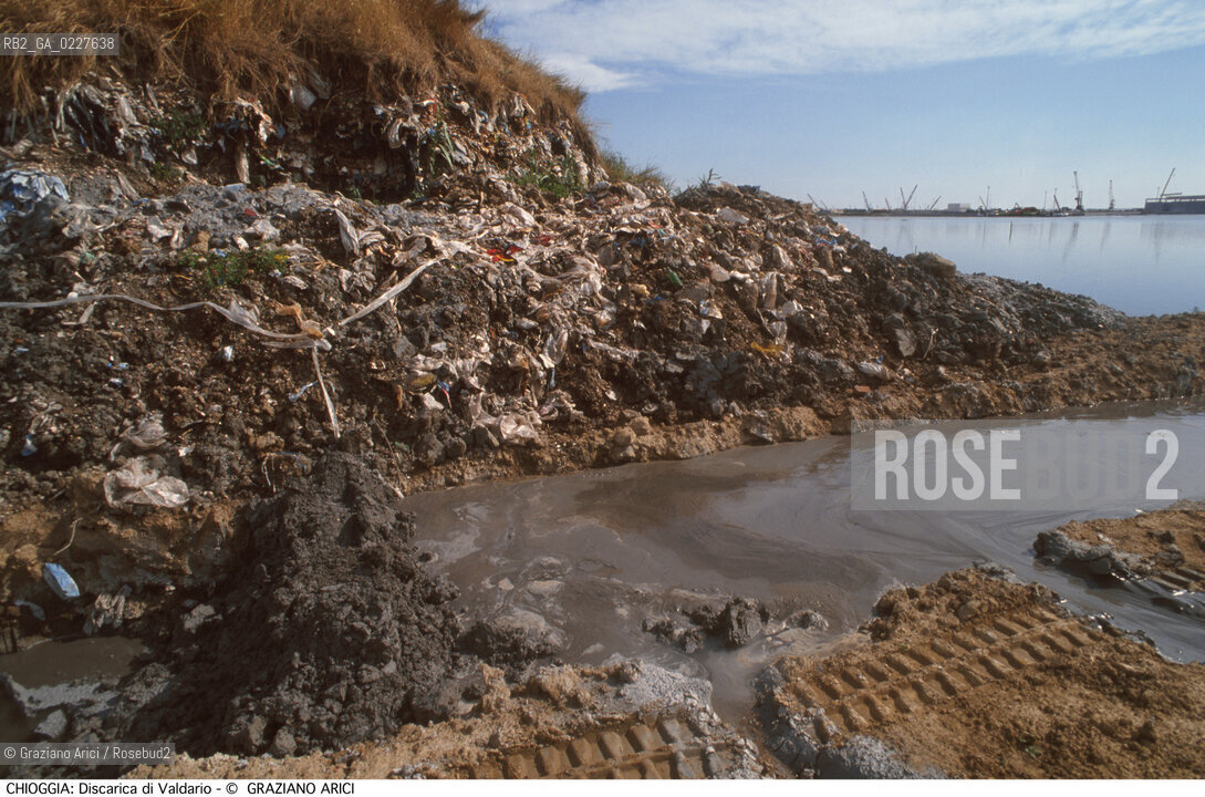 Localizzazione:..CHIOGGIA..Oggetto:..Soggetto:..MESSA IN SICUREZZA DELLA DISCARICA DI VALDARIO / INQUINAMENTO..Cronologia: ....Definizione Culturale:..   Autore:....   Stile:..   Editori/Stampatori:..   Committenza:..Materia e Tecnica:....Collocazione:..Note:..DISCARICHE..Riproduzione Fotografica:..Copyright:..Graziano Arici/Rosebud2 .Data:..1998..Costo:..A