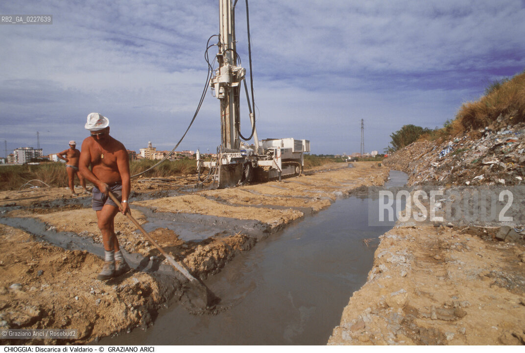 Localizzazione:..CHIOGGIA..Oggetto:..Soggetto:..MESSA IN SICUREZZA DELLA DISCARICA DI VALDARIO / INQUINAMENTO / CONSORZIO VENEZIA NUOVA..Cronologia: ....Definizione Culturale:..   Autore:....   Stile:..   Editori/Stampatori:..   Committenza:..Materia e Tecnica:....Collocazione:..Note:..DISCARICHE..Riproduzione Fotografica:..Copyright:..Graziano Arici/Rosebud2 .Data:..1998..Costo:..A