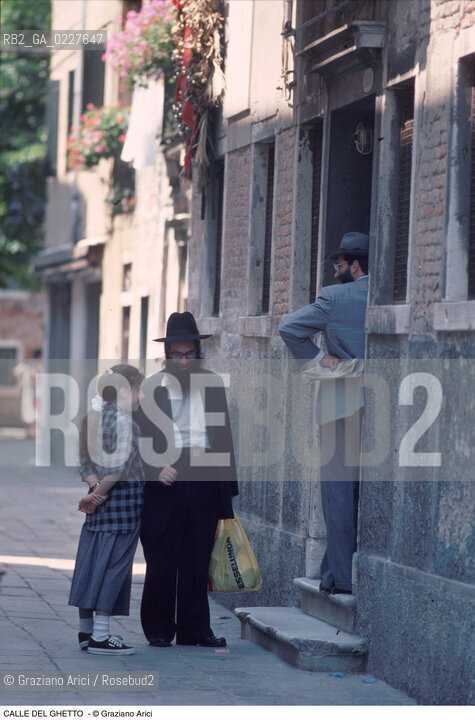 Caption: Nome:..GHETTO VECCHIO : LA CASA DEL RABBINO ....Localizzazione:..VENEZIA / CANNAREGIO / GHETTO VECCHIO  ..VENICE / CANNAREGIO  / GHETTO VECCHIO   ..Soggetto:..LA CASA DEL RABBINO ..THE RABBIS HOUSE  ..Cronologia:......Autore:......Stile:......Editori Stampatori:......Committenza:......Materia e Tecnica:......Collocazione:......Note:......Riproduzione Fotografica:..Graziano Arici/Rosebud2  ....Copyright:..Graziano Arici/Rosebud2/  ....Data:..1994....Costo:..A....Key:..GHETTO VECCHIO  ESTERNI  VITA  ..EXTERIORS  LIVING