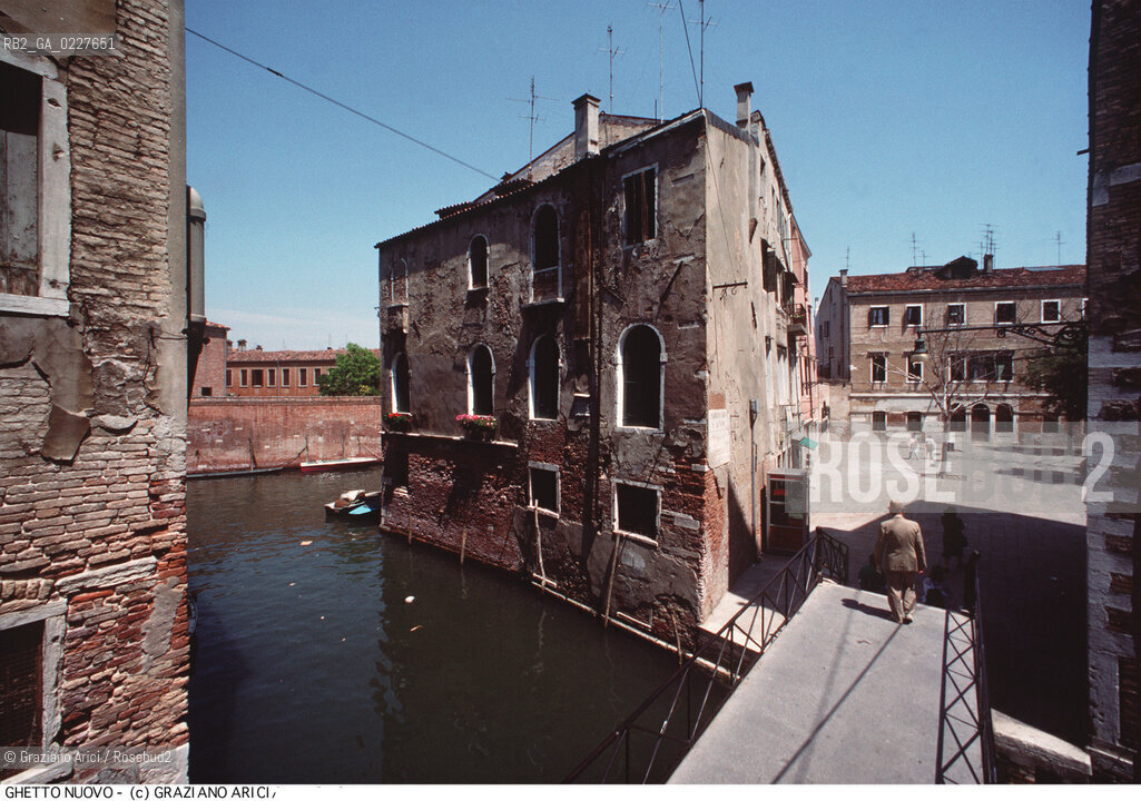 Nome:..IL PONTE CHE COLLEGA IL GHETTO VECCHIO CON IL GHETTO NOVO  ....Localizzazione:..VENEZIA / CANNAREGIO / GHETTO VECCHIO  ..VENICE / CANNAREGIO  / GHETTO VECCHIO   ..Soggetto:..IL PONTE CHE COLLEGA IL GHETTO VECCHIO CON IL GHETTO NOVO  ..THE BRIDGE  JOINING THE GHETTO VECCHIO TO THE GHETTO NOVO  ..Cronologia:......Autore:......Stile:......Editori Stampatori:......Committenza:......Materia e Tecnica:......Collocazione:......Note:......Riproduzione Fotografica:..Graziano Arici/Rosebud2  ....Copyright:..Graziano Arici/Rosebud2/  ....Data:..1994....Costo:..A....Key:..GHETTO VECCHIO GHETTO NUOVO ESTERNI  ..EXTERIORS ..