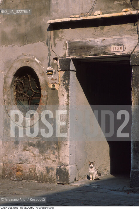 Caption: Nome:..GHETTO VECCHIO : PORTA DI ENTRATA DI ABITAZIONI....Localizzazione:..VENEZIA / CANNAREGIO / GHETTO VECCHIO  ..VENICE / CANNAREGIO  / GHETTO VECCHIO   ..Soggetto:..PORTA GATTO..DOOR..Cronologia:......Autore:......Stile:......Editori Stampatori:......Committenza:......Materia e Tecnica:......Collocazione:......Note:..GATTO..CAT ..Riproduzione Fotografica:..Graziano Arici/Rosebud2  ....Copyright:..Graziano Arici/Rosebud2/  ....Data:..1994....Costo:..A....Key:..GHETTO VECCHIO  ESTERNI  ..EXTERIORS