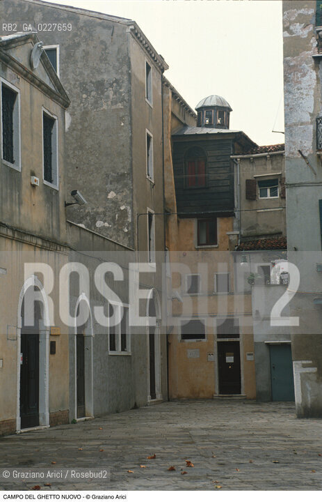 Caption: Nome:..SINAGOGA DELLA SANTA COMUNITÀ CANTON : ESTERNO CON CUPOLA SOPRA LA BIMA  ....Localizzazione:..VENEZIA / CANNAREGIO / CAMPO DEL GHETTO NOVO SINAGOGA DELLA SANTA COMUNITÀ CANTON / SCUOLA CANTON  ..VENICE / CANNAREGIO / CAMPO GHETTO NOVO  SYNAGOGUE OF THE SACRED COMMUNITY OF CANTON  / SCUOLA CANTON   ..Soggetto:..ESTERNO CON CUPOLA SOPRA LA BIMA  ..CUPOLA OVER THE BIMAH     ..Cronologia:..SEC. XVI SECONDO QUARTO /1532  ..XVIth CENTURY  /1532  ..Autore:......Stile:..BAROCCO  ..BAROQUE   ..Editori Stampatori:......Committenza:..EBREI DI ORIGINE PROVENZALE DI RITO ASHKENAZITA  ..FRENCH ASHKENAZI JEWS   ..Materia e Tecnica:......Collocazione:......Note:......Riproduzione Fotografica:..Graziano Arici/Rosebud2  ....Copyright:..Graziano Arici/Rosebud2/  ....Data:..1994....Costo:..A....Key:..CHIESA ESTERNI  ..CHURCH EXTERIORS